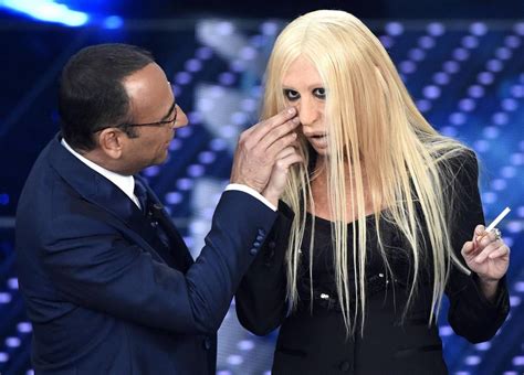 Virginia diventa Donatella Versace 